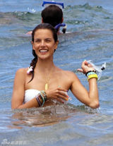 组图：超模亚历山大-安布罗休白色比基尼秀身材