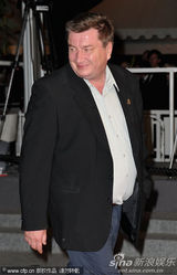 组图：竞赛片《勒阿弗尔》首映 贝尔波点裙轻盈