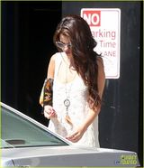 组图：赛琳娜长发披肩 优雅白色长裙出街