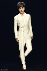 组图：张睿魅力大片 白色西装绅士品格