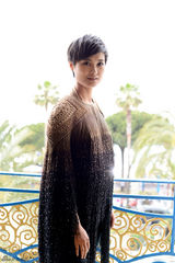 组图：李宇春戛纳再走红毯 8公斤礼服展中性风