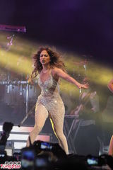 组图：洛佩兹香港开唱秀翘臀 钟楚红优雅捧场