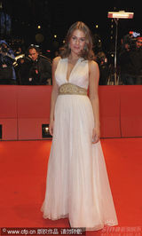 幻灯：《一个好人》首映人多势众 男女星热吻抢镜