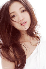 组图：韩雯雯冷艳复古装 游走时尚与文艺边缘