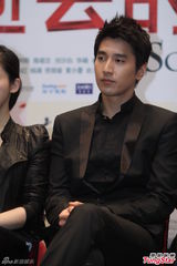 组图：赵薇戴墨镜携《致青春》素服低调宣传