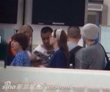 组图：文章姚笛密游深圳香港被拍 亲密同赴机场