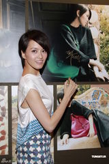 组图：梁咏琪出席品牌活动 与老公重游求婚地