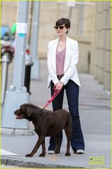 组图：安妮海瑟薇摩登装扮遛狗展笑容