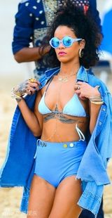 组图：蕾哈娜比基尼狂露八字奶 爆炸冲天头抢眼