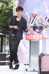 组图：罗志祥举行签唱会 发豪语称破纪录就全裸