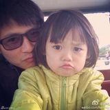 组图：韩寒频晒女儿萌照 网友围观获封国民岳父