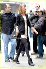 组图：斯威夫特穿黑丝秀大长腿 抬头挺胸显高傲