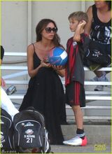 组图：贝嫂维多利亚携女观战儿子球赛