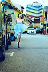 组图：韩雯雯街头写真展现阳光女孩活泼本色