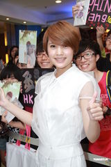 组图：杨丞琳香港会粉丝 预告年底进驻红馆