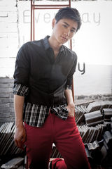 组图：李彦希酷帅写真显男性魅力