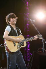 幻灯图：《中歌榜》沙宝亮信乐团等比拼乐队魅力