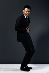 组图：李乃文黑色幽默玩转绅士西装