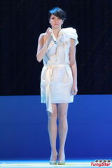 组图：梁咏琪着白色斜肩裙献歌惊艳全场