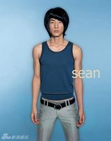 组图：张亮早期雷人照曝光 长发飘飘扮女妆