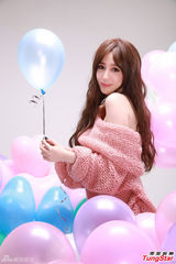 组图：女星挺30G胸拍写真 曾因胸大遭嘲笑