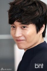 组图：韩星金多炫办小型音乐会与粉丝亲密互动