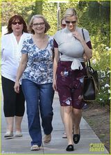 组图：34岁美国女星双胸托宝宝升级I奶