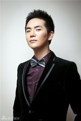 组图：张晓龙冬日温暖大片 诠释最帅礼仪指导