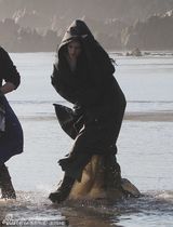 组图：《暮光》女主角新片扮公主 遭喷水露半球