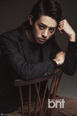 组图：韩歌手郑俊英时尚写真 展休闲绅士风