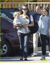 组图：娜塔莉波特曼抱子出行 小家伙金发萌人