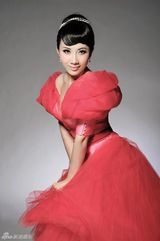 组图：丁晓红粉红赫本造型显时尚清纯范