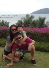 组图：38岁辣妈蒋勤勤再穿婚纱 秀裸背性感诱人