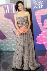 组图：江一燕变身才女作家 知性优雅亮相时尚派对