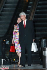 组图：晶刚压轴婚礼收官 宾客拎着回礼相继离场