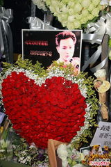 组图：张国荣逝世11周年 歌迷文华酒店悼念哥哥