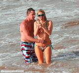 组图：希尔顿与男友鸳鸯浴 海滩戏水被搂蛮腰