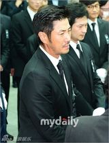 组图：金喜善等含泪参加金宗鹤导演遗体告别式