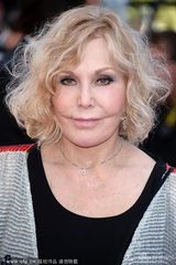 组图：戛纳闭幕红毯 金-诺瓦克尽展知性优雅