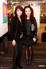 《至八画展》开幕明星捧场 郑裕玲愿画裸体耀祥