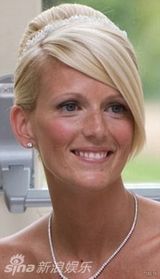 幻灯图：英格兰太太团14金花斗艳 巨乳长腿比拼