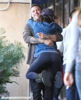 组图：梅根福克斯与老公甜蜜逛街 熊扑怀中翘臀诱人  