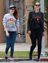 组图：暮光女休闲装外出遛狗 笑容爽朗心情好