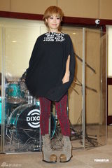 组图：容祖儿为个唱练团 青峰探班一脸睡意