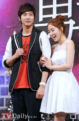 组图：池贤宇刘仁娜亮相《仁显王后的男人》发布会