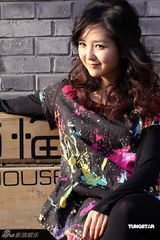 幻灯图集：何洁逛京城胡同拍写真 装扮青春洋溢