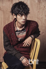 组图：韩歌手郑俊英时尚写真 展休闲绅士风