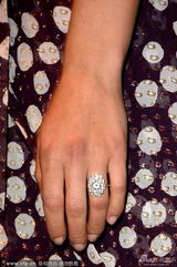 组图：斯嘉丽撑新片秀乳沟 戴大颗鸽子蛋抢眼