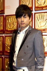 幻灯：群星聚首慈善晚会 张信哲李霄云等爱心献唱