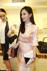 组图：熊乃瑾俏丽亮相品牌活动 精心选购时尚新品